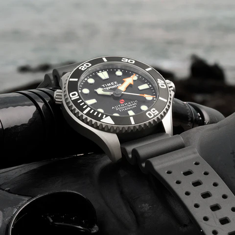 A Timex Deepwater Meridian 300 búváróra tengerparti környezetben.