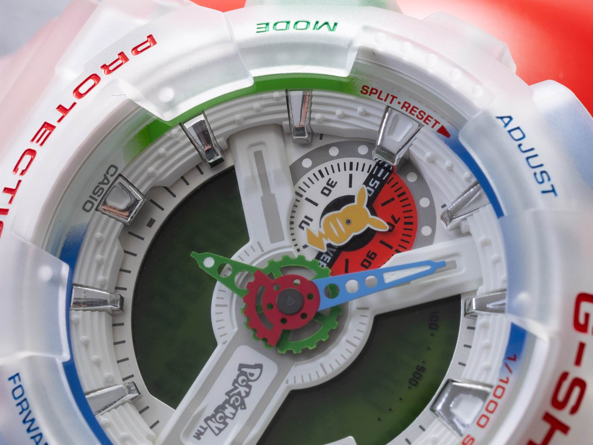 Casio G-Shock GA-110PKM a Pokémon 30. évfordulójára A Pokémon témájú G-Shock részlete a számlapon és a szíjon.