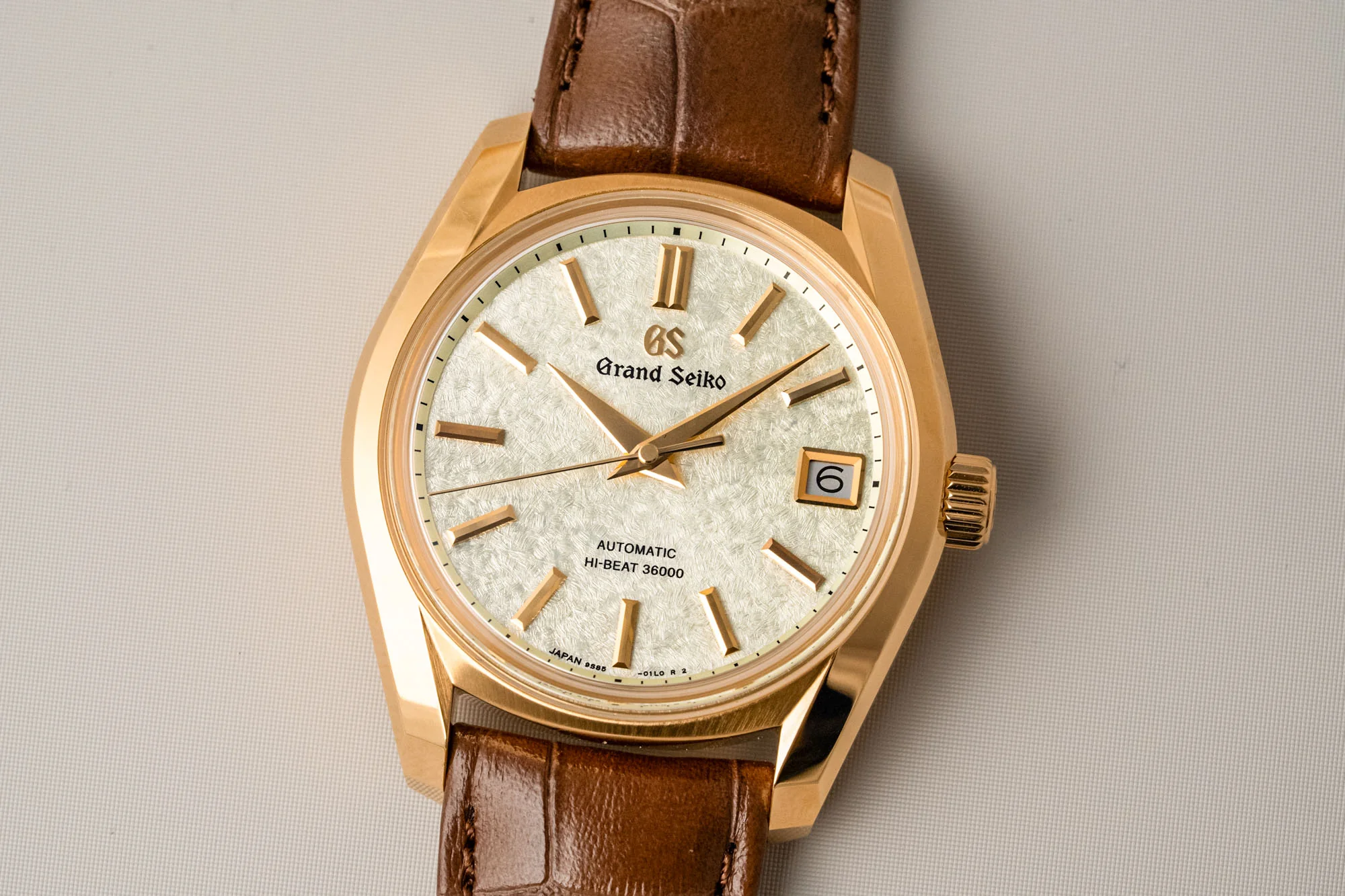 Grand Seiko SBGH376: sárga arany tok, zöld számlap