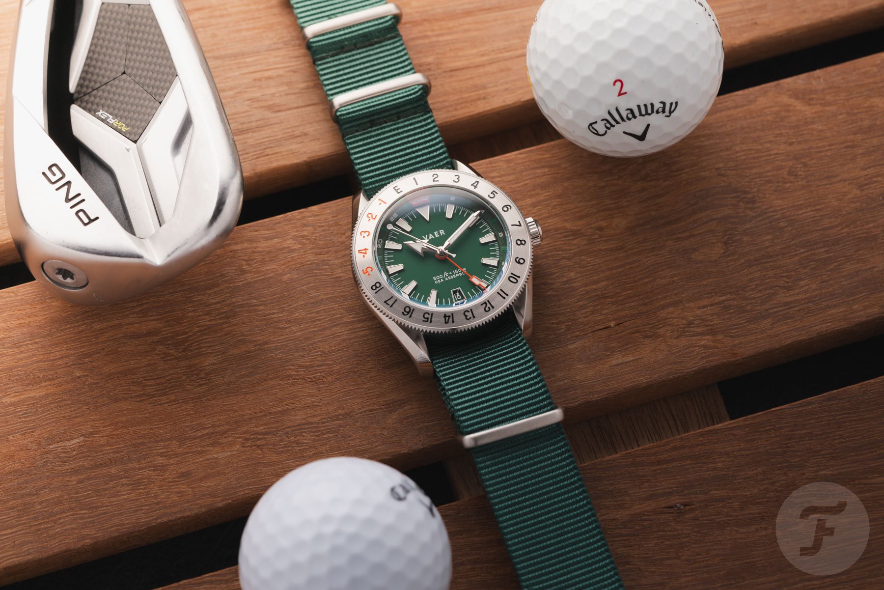 Vaer G2 Fairway GMT golflabdákkal és ütővel