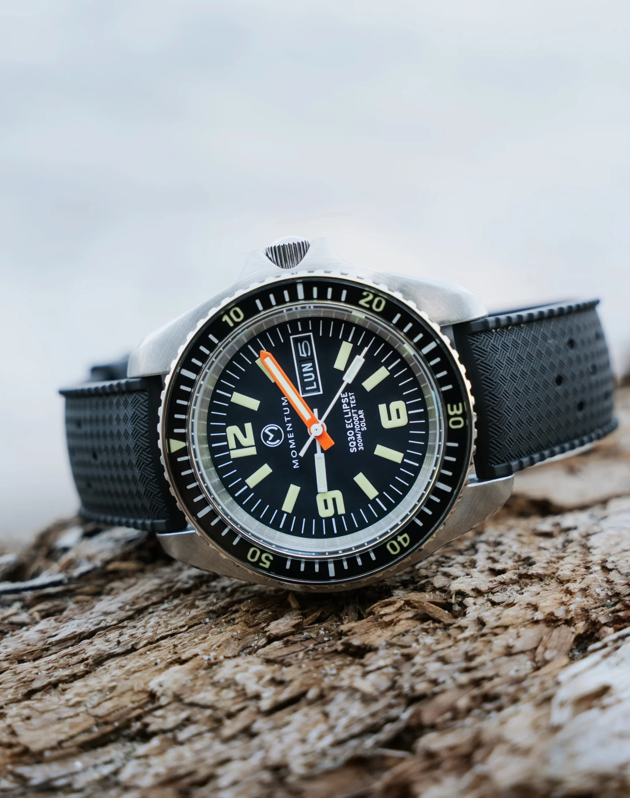 Momentum Sea Quartz 30 Eclipse: solar szerkezettel tér vissza az 1977-es modell A Sea Quartz 30 Eclipse óraszett egy termékfotón