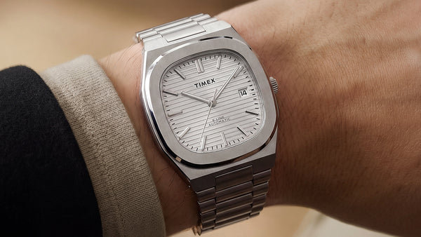Timex E Line: visszatért az 1983-as forma két méretben Timex E Line automata karóra ezüst számlappal, csuklón viselve.