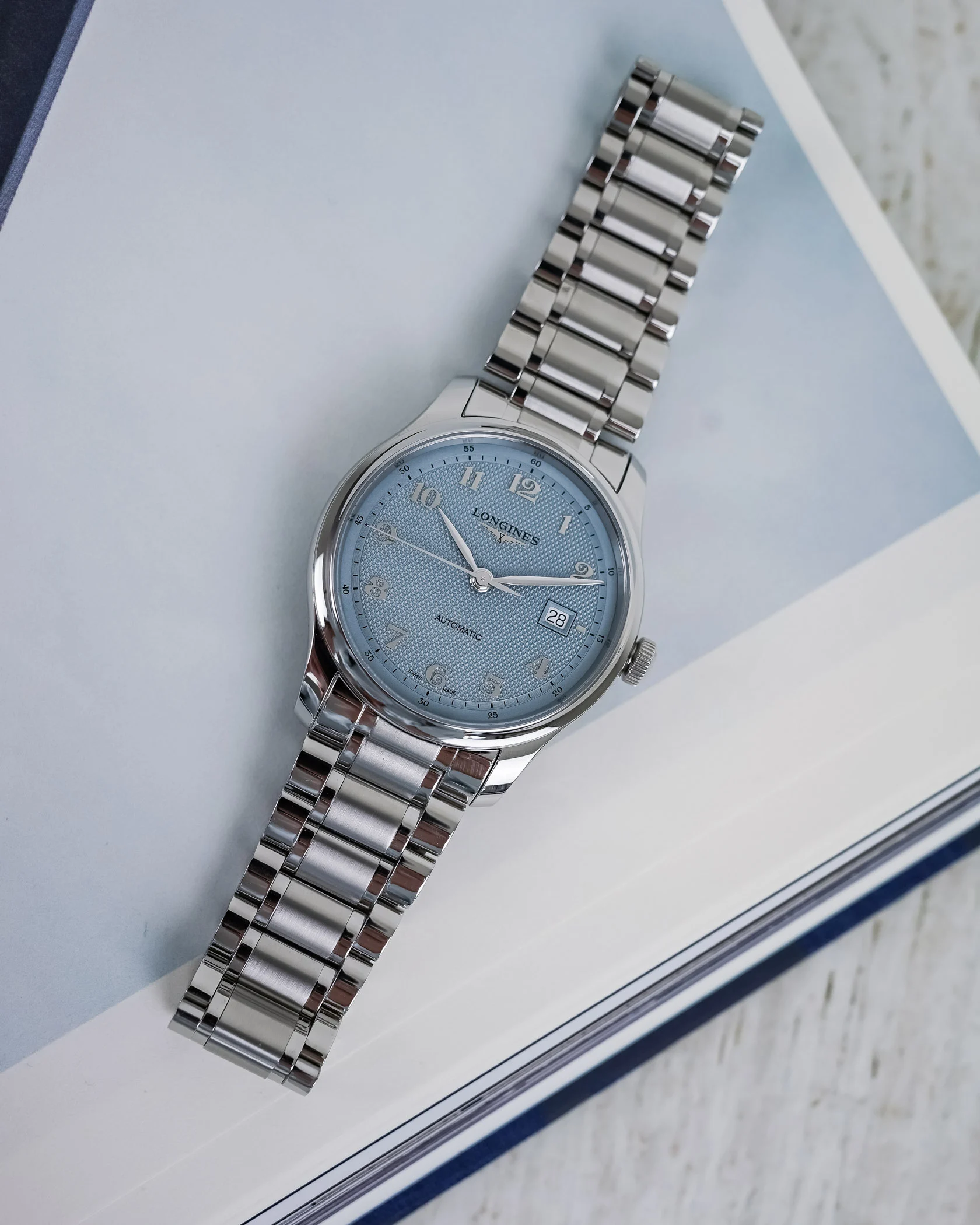 A Longines Master Collection világoskék számlapjának részlete