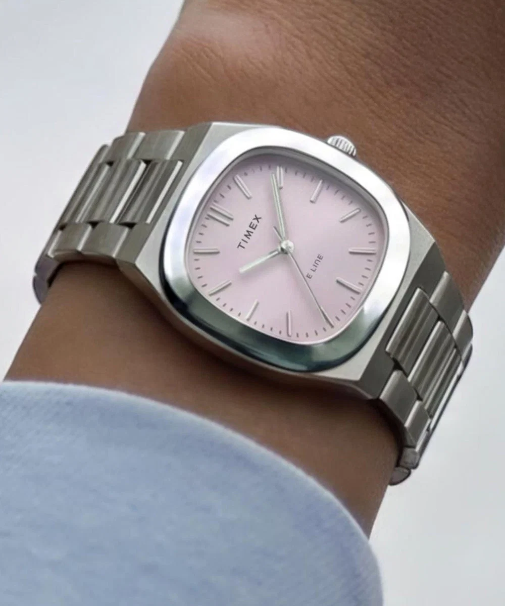 Timex E Line: visszatért az 1983-as forma két méretben Timex E Line karóra lekerekített négyzetes tokkal és kék számlappal.