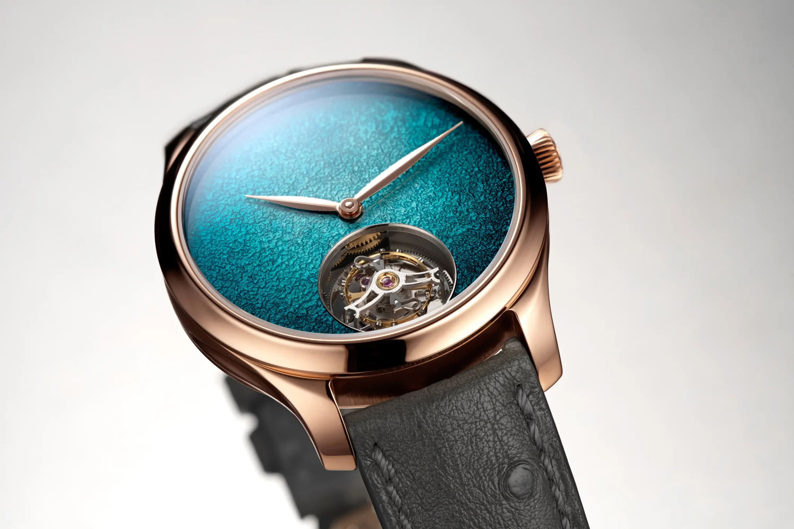 Tourbillonos óra közelről.