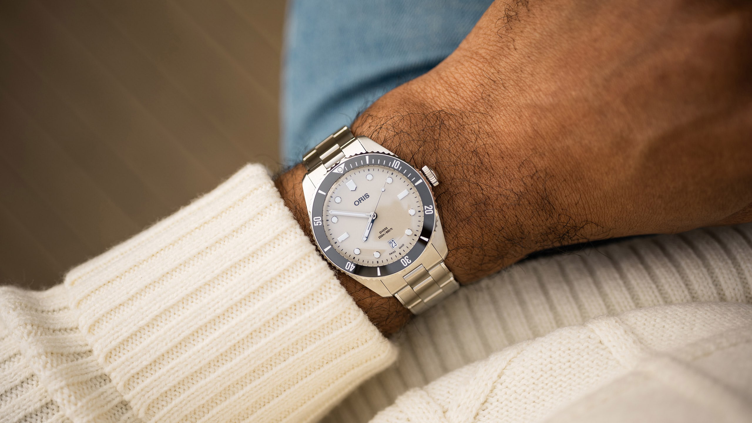 Oris Divers Date: a Sixty-65 karaktere modernebb búvárórás köntösben Oris Divers Date 01 733 7795 4051-Set csuklón