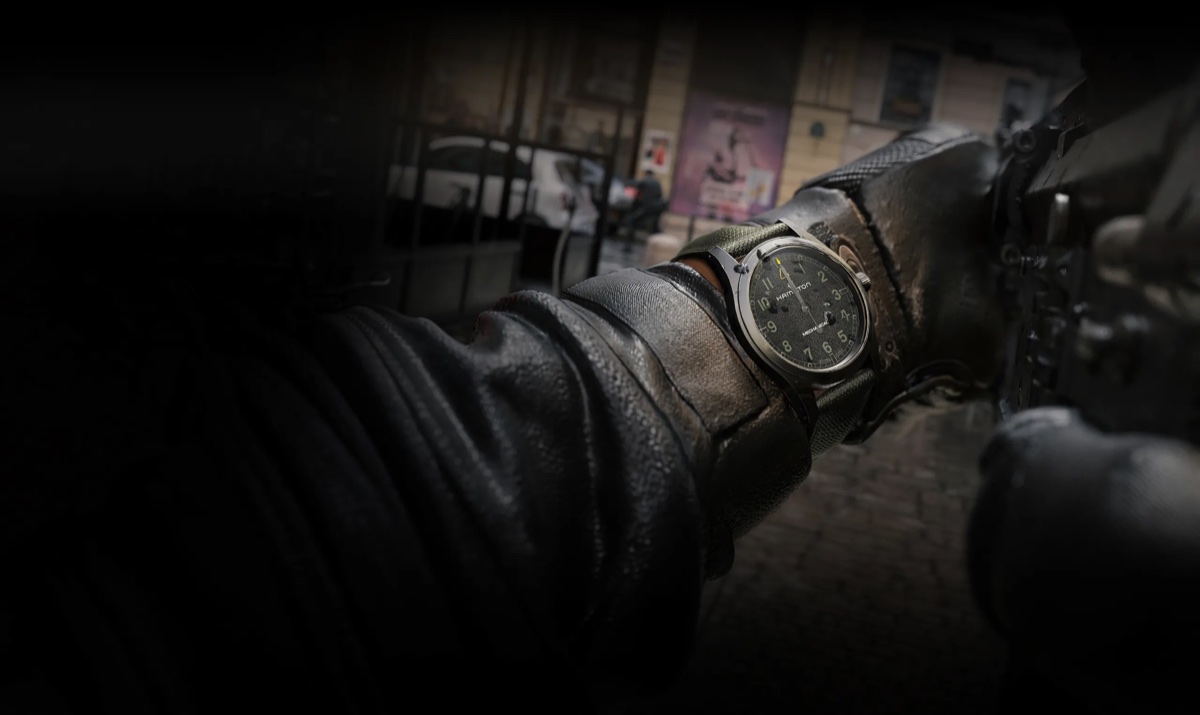 Hamilton Khaki Field Modern Warfare 4 Edition: most kézi felhúzású óra jött a Call of Duty-hoz Hamilton Khaki Field watch worn by Captain Price lying on concrete