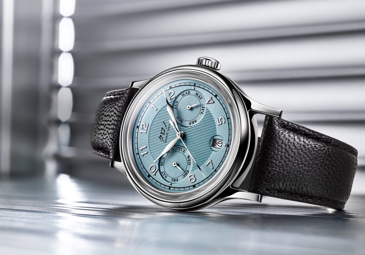 A Kurono Tokyo kék számlappal tér vissza a Calendrier-hez, de csak nagyon keveseknek jut belőle Kurono Tokyo Kurono Tokyo Calendrier Small Batch Release Saxe Blue Tokyo Grand Jubilee Calendar Calendrier Type 1 Jubilee Sensu Introducing – The Kurono Tokyo Calendrier “Small Batch Release” in Saxe Blue