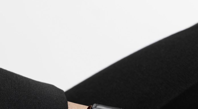 Nomos Orion Gold Neomatik „New Black”: sárga arany tok, mélyfekete számlap