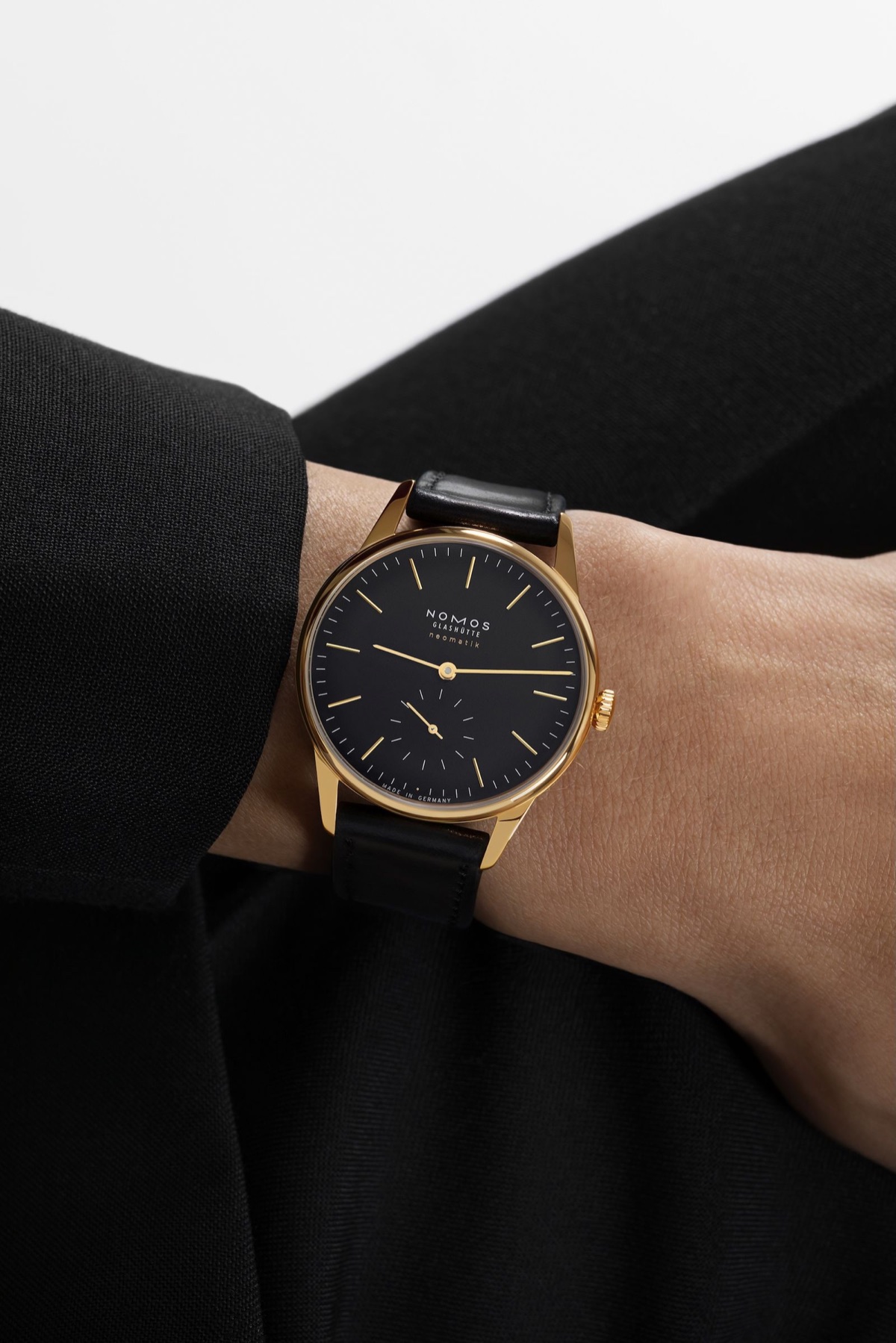 NOMOS Glashütte Orion Gold Neomatik New Black ref. 350 csuklón