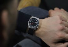 Sinn 544 RS: 38,5 milliméter, korona négy óránál és egy piros másodpercmutató