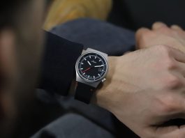 Sinn 544 RS: 38,5 milliméter, korona négy óránál és egy piros másodpercmutató