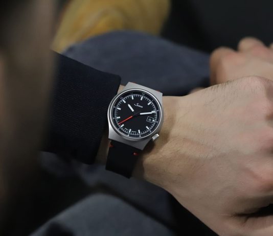Sinn 544 RS: 38,5 milliméter, korona négy óránál és egy piros másodpercmutató