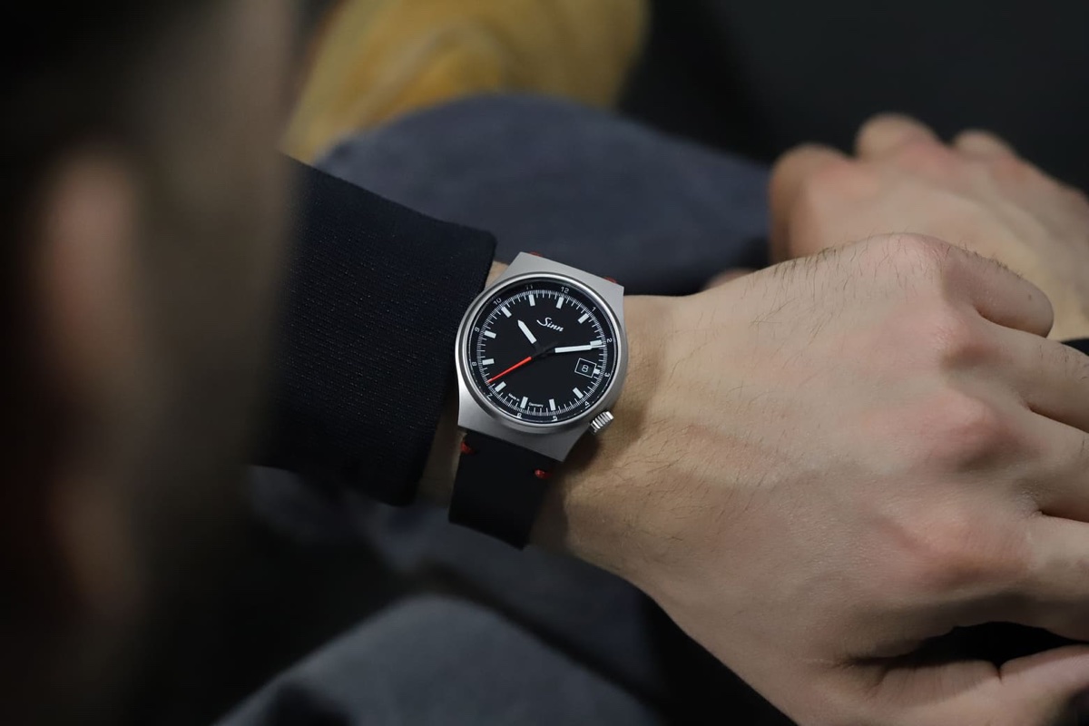 Sinn 544 RS csuklón, fekvő lifestyle fotó