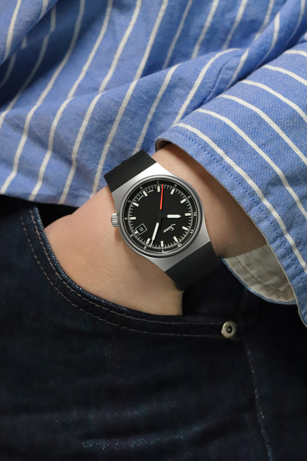 Sinn 544 RS csuklón, álló lifestyle fotó