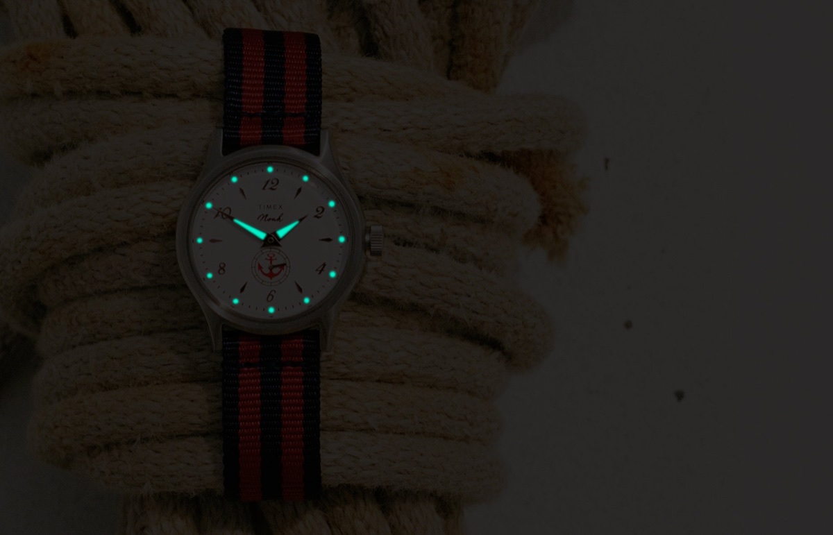 Elérhető a NOAH x Timex MK1 Anchor Gift Set: két textilszíjjal jön a 36 mm-es MK1 NOAH x Timex MK1 Anchor watch on nautical rope with luminous hands and hour markers glowing in the dark.