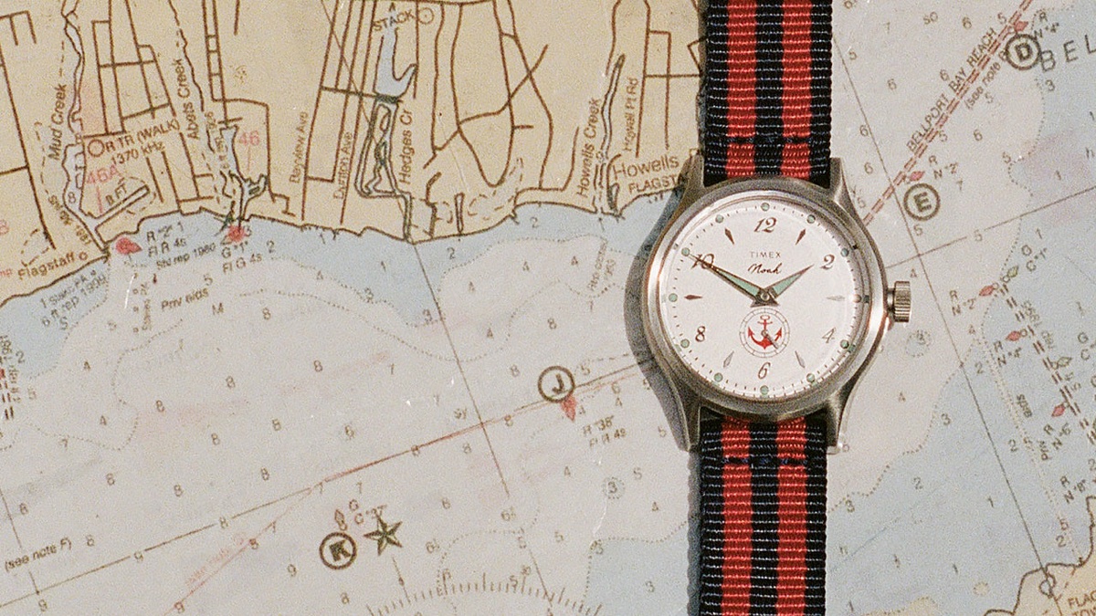 Elérhető a NOAH x Timex MK1 Anchor Gift Set: két textilszíjjal jön a 36 mm-es MK1 NOAH x Timex MK1 Anchor watch with a white dial and red-and-navy striped fabric strap displayed on a nautical chart.