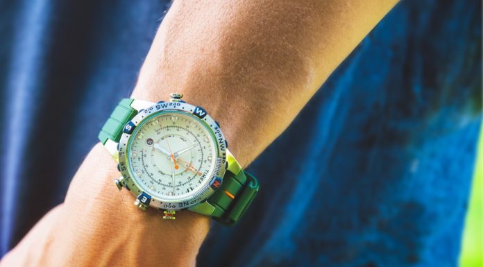 Timex túraóra-útmutató: mi számít tényleg a terepen, és mi csak funkciólista A Timex Expedition Tide-Temp-Compass watch with a cream dial, stainless-steel case, and green silicone strap worn on the wrist outdoors. Features luminous hands, orange tide indicators, and compass bezel accents.