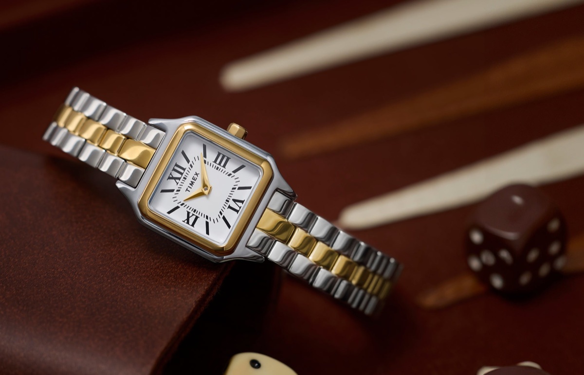 A kis órák visszatérnek – de nem mindegy, hogyan viseled őket Timex Legacy Addison two-tone (silver and gold) women’s watch with square case and white Roman-numeral dial, styled on a backgammon board.