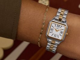 A kis órák visszatérnek – de nem mindegy, hogyan viseled őket Timex Legacy Addison two-tone square watch with white Roman-numeral dial, worn on the wrist beside a delicate gold chain bracelet.
