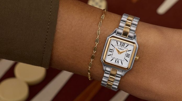 A kis órák visszatérnek – de nem mindegy, hogyan viseled őket Timex Legacy Addison two-tone square watch with white Roman-numeral dial, worn on the wrist beside a delicate gold chain bracelet.