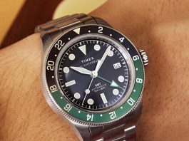 Két új automatával bővül a Timex Waterbury Heritage Timex Waterbury Heritage Automatic GMT watch worn on wrist with stainless steel bracelet and black dial.