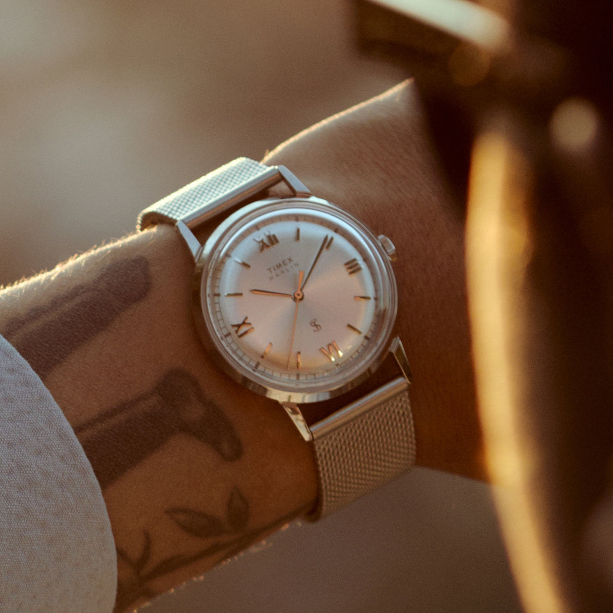 Timex x Todd Snyder Marlin Mesh: a hatvanas évek Marlinja hálós szíjjal tér vissza Close-up of the Todd Snyder x Timex Marlin® Mesh watch with a silver sunray dial and stainless steel mesh bracelet worn on the wrist.