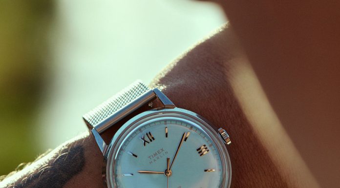 Timex x Todd Snyder Marlin Mesh: a hatvanas évek Marlinja hálós szíjjal tér vissza Close-up of the Todd Snyder x Timex Marlin® Mesh watch with a light blue dial and stainless steel mesh bracelet worn on the wrist.
