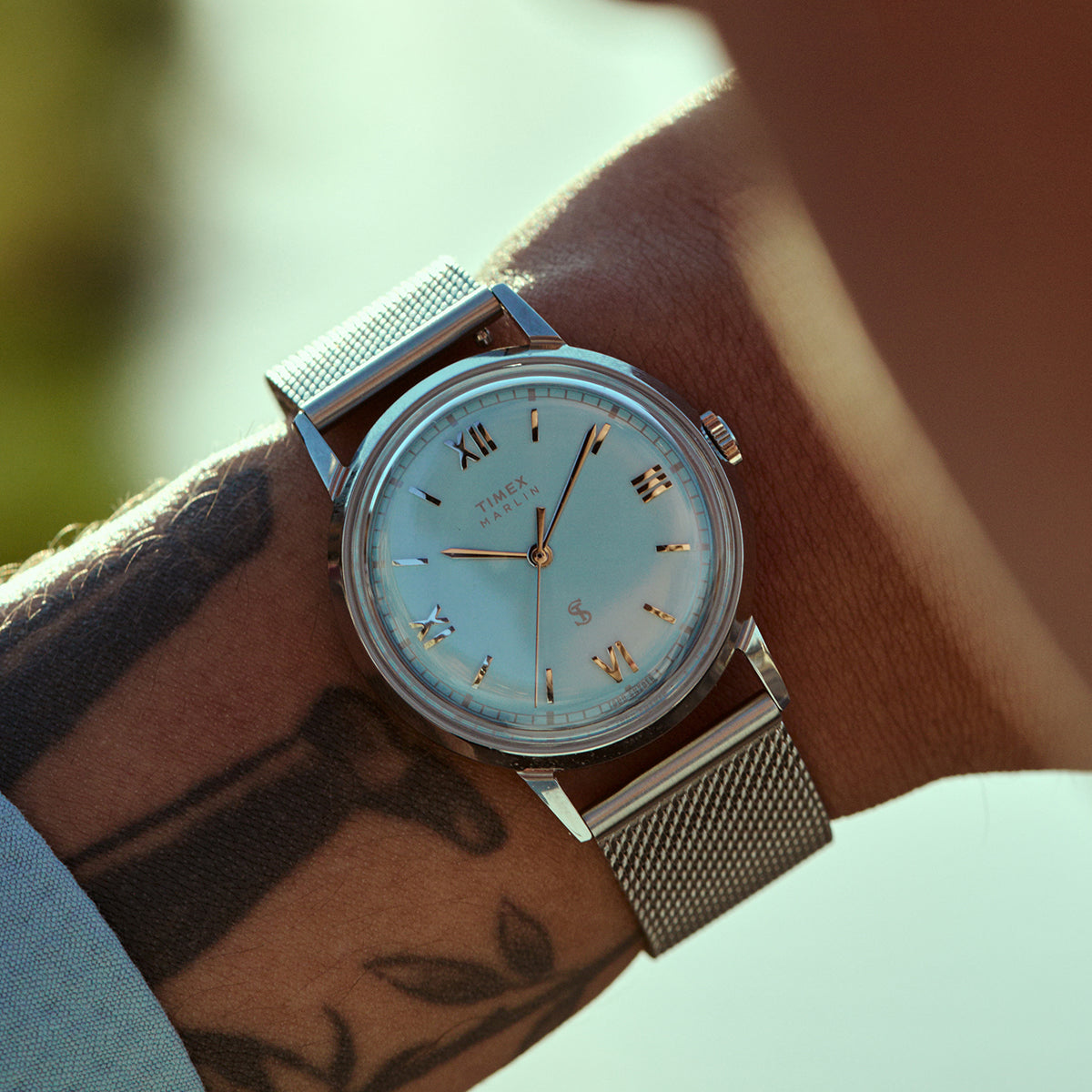 Timex x Todd Snyder Marlin Mesh: a hatvanas évek Marlinja hálós szíjjal tér vissza Close-up of the Todd Snyder x Timex Marlin® Mesh watch with a light blue dial and stainless steel mesh bracelet worn on the wrist.