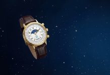 Visszatér a Timex 1990-es holdfázisos naptárórája, méghozzá 37 milliméterben Timex 1990 Moon Phase and Calendar Dial Reissue with a gold-tone case, white calendar dial, moon phase display, and brown leather strap against a starry blue background.