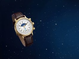 Visszatér a Timex 1990-es holdfázisos naptárórája, méghozzá 37 milliméterben Timex 1990 Moon Phase and Calendar Dial Reissue with a gold-tone case, white calendar dial, moon phase display, and brown leather strap against a starry blue background.