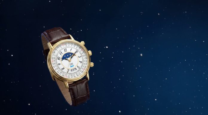 Visszatér a Timex 1990-es holdfázisos naptárórája, méghozzá 37 milliméterben Timex 1990 Moon Phase and Calendar Dial Reissue with a gold-tone case, white calendar dial, moon phase display, and brown leather strap against a starry blue background.