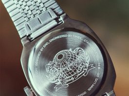 END. x Timex 1981 Reissue Inspired: jégkék tenisz-óra 35 mm-ben Caseback of the END. x Timex 1981 Reissue Inspired watch featuring an engraved globe and tiger design.