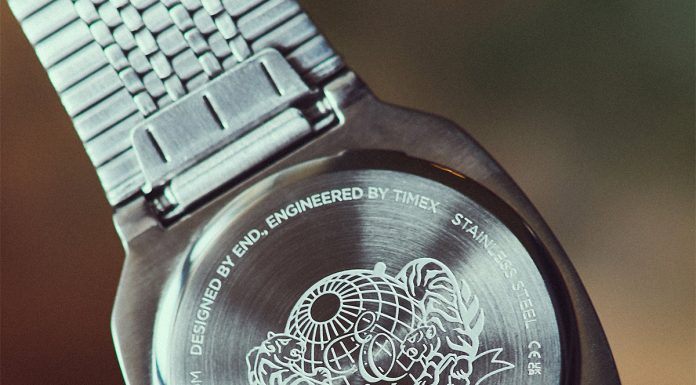 END. x Timex 1981 Reissue Inspired: jégkék tenisz-óra 35 mm-ben Caseback of the END. x Timex 1981 Reissue Inspired watch featuring an engraved globe and tiger design.