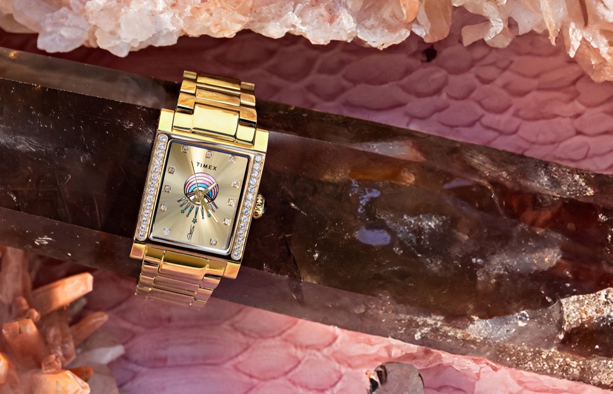 Timex és Jacquie Aiche közös órája: az Éclat kollekció két ékszerszerű időmérőt hoz Gold-tone Timex x Jacquie Aiche Éclat watch with a champagne dial, crystal accents, and colorful eye motif among pink crystals.