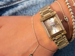 Timex és Jacquie Aiche közös órája: az Éclat kollekció két ékszerszerű időmérőt hoz Gold-tone Timex x Jacquie Aiche Éclat watch worn with layered gold and crystal bracelets.