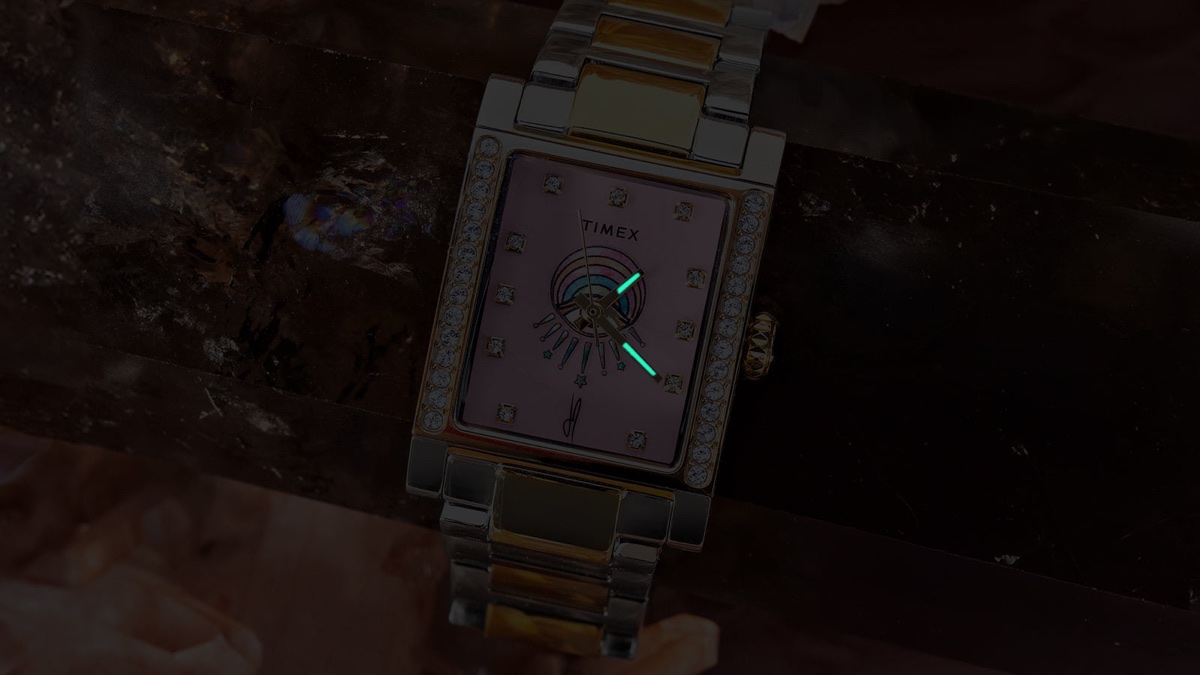 Timex és Jacquie Aiche közös órája: az Éclat kollekció két ékszerszerű időmérőt hoz Close-up of the Timex x Jacquie Aiche Éclat watch in the dark with its hands glowing.