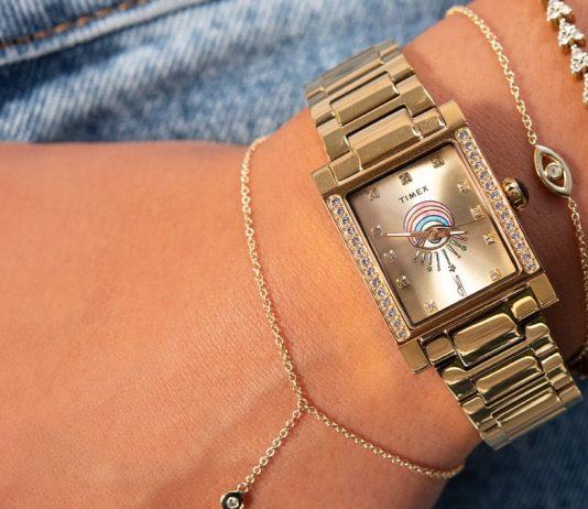 Timex és Jacquie Aiche közös órája: az Éclat kollekció két ékszerszerű időmérőt hoz Gold-tone Timex x Jacquie Aiche Éclat watch worn with layered gold and crystal bracelets.