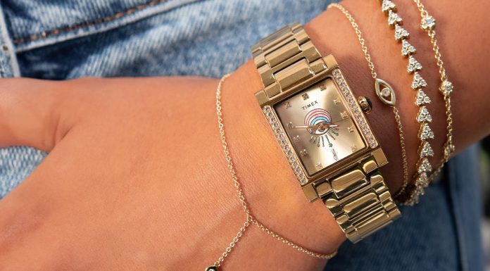Timex és Jacquie Aiche közös órája: az Éclat kollekció két ékszerszerű időmérőt hoz Gold-tone Timex x Jacquie Aiche Éclat watch worn with layered gold and crystal bracelets.
