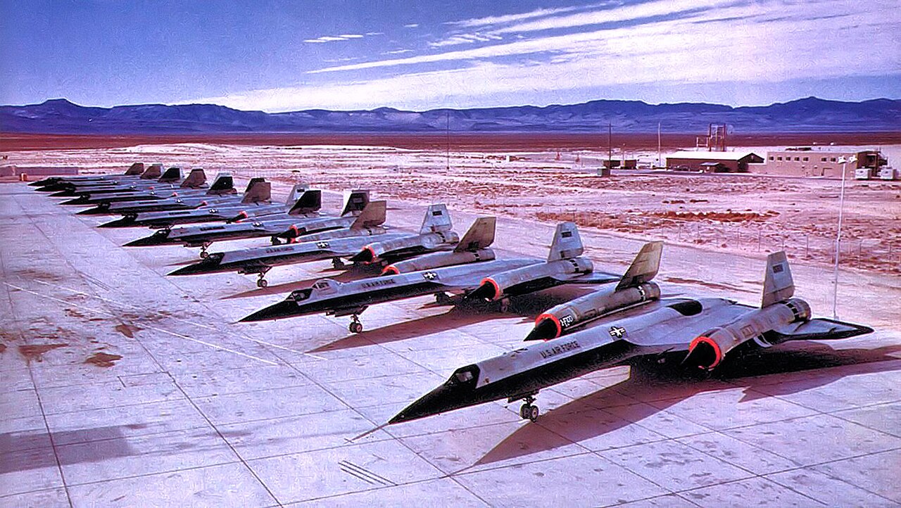 Tíz Lockheed A-12 sorban a kaliforniai Palmdale-ben, a Plant 42 betonján