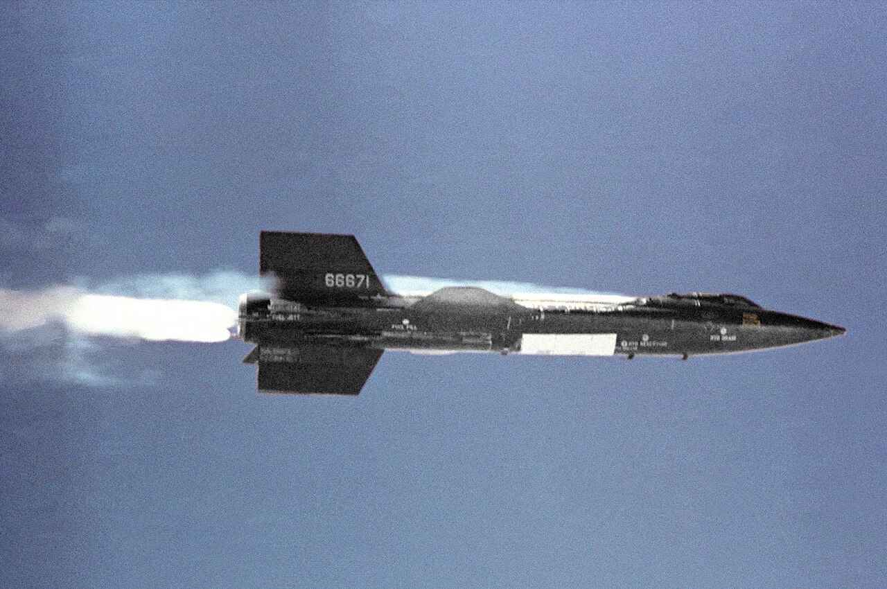 Az X-15 rakétarepülőgép közvetlenül a B-52-es anyagépről való leválás után, begyújtott hajtóművel