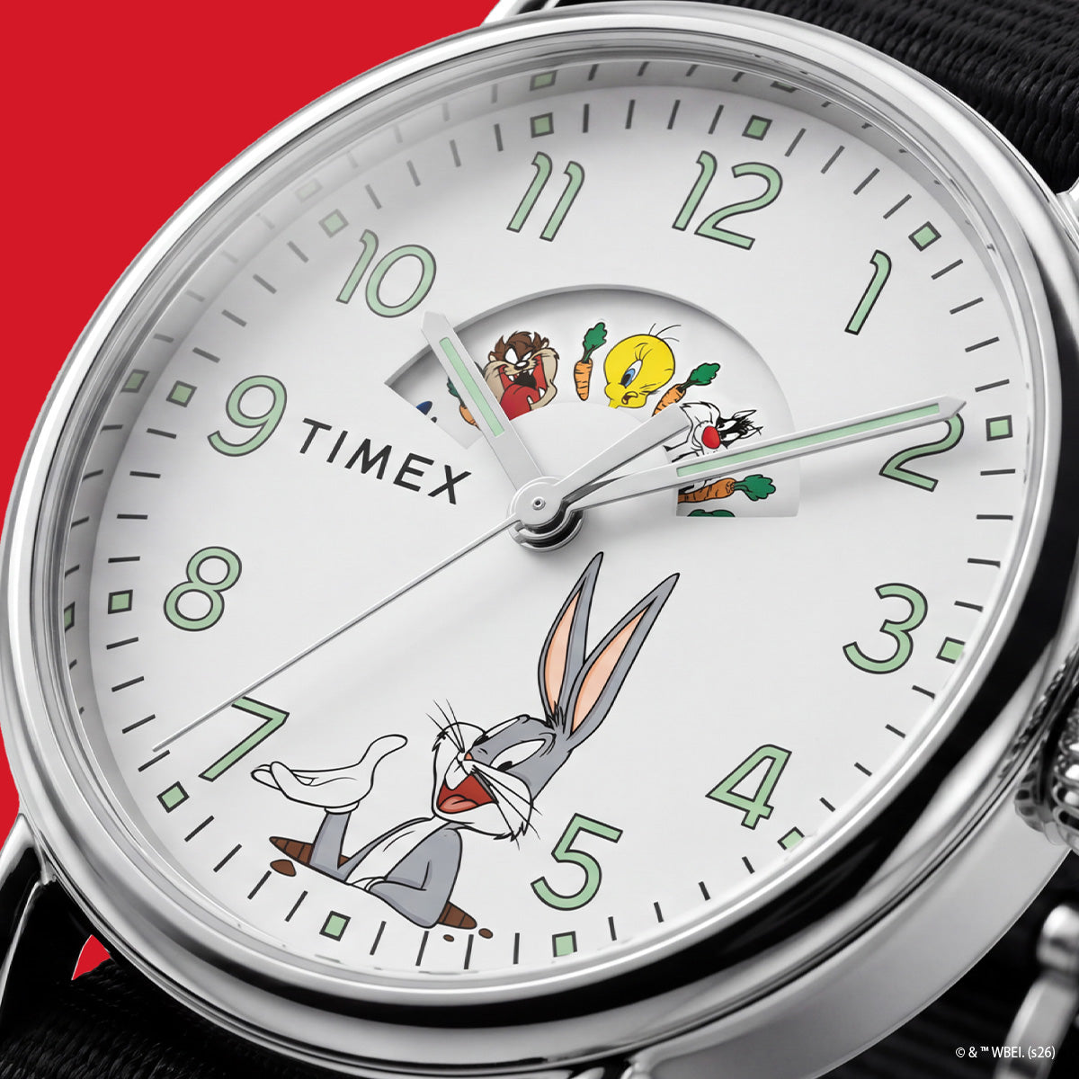 Bolondos dallamok a csuklón – öt új Looney Tunes x Timex óra A Timex Waterbury Standard TW2Y99100 számlapja közelről: alul Tapsi Hapsi, fölötte az íves ablak a forgó figuratárcsával