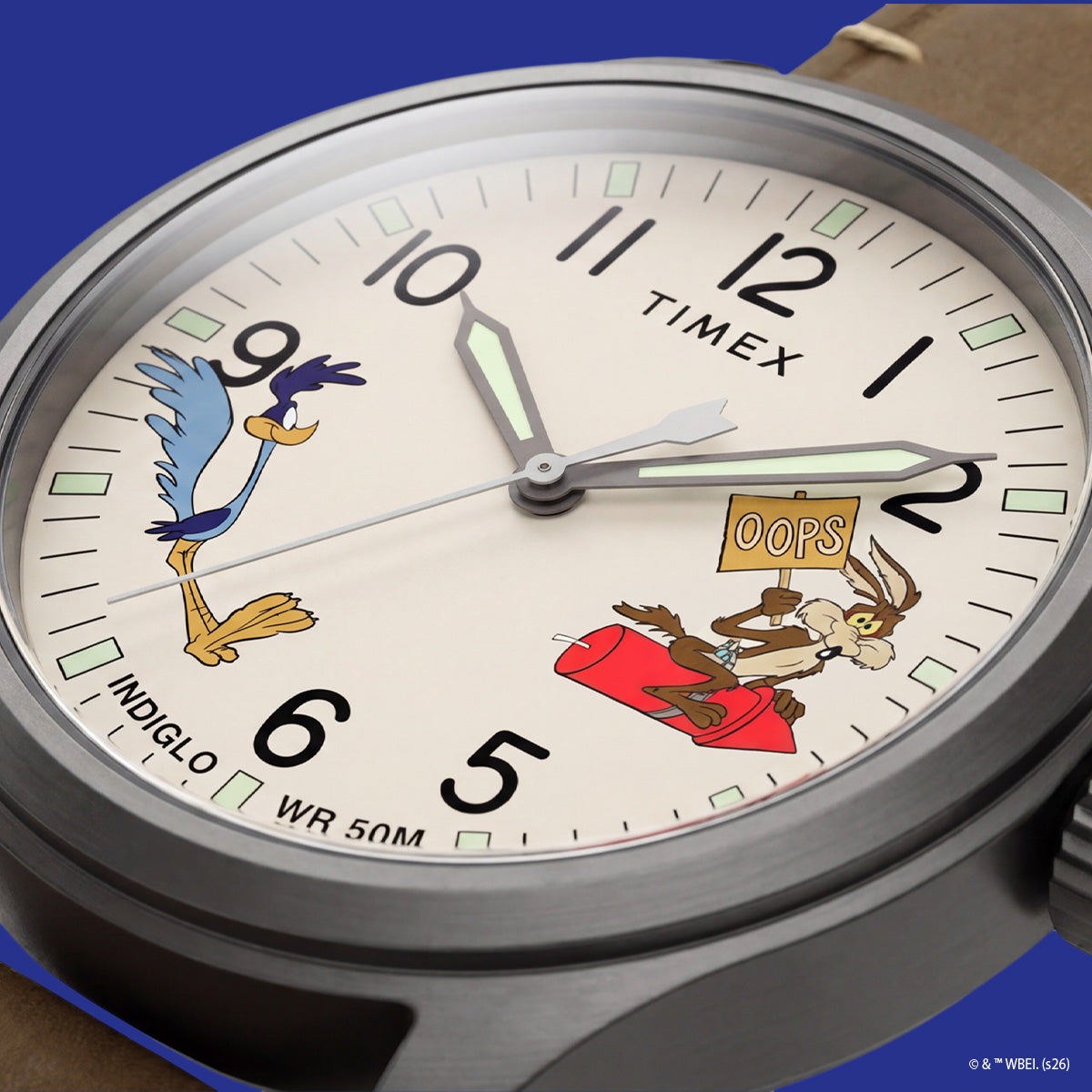 Bolondos dallamok a csuklón – öt új Looney Tunes x Timex óra A Timex Expedition Scout TW2Y99400 homokszínű számlapja közelről a Gyalogkakukkal, Vili prérifarkassal és a piros rakétával