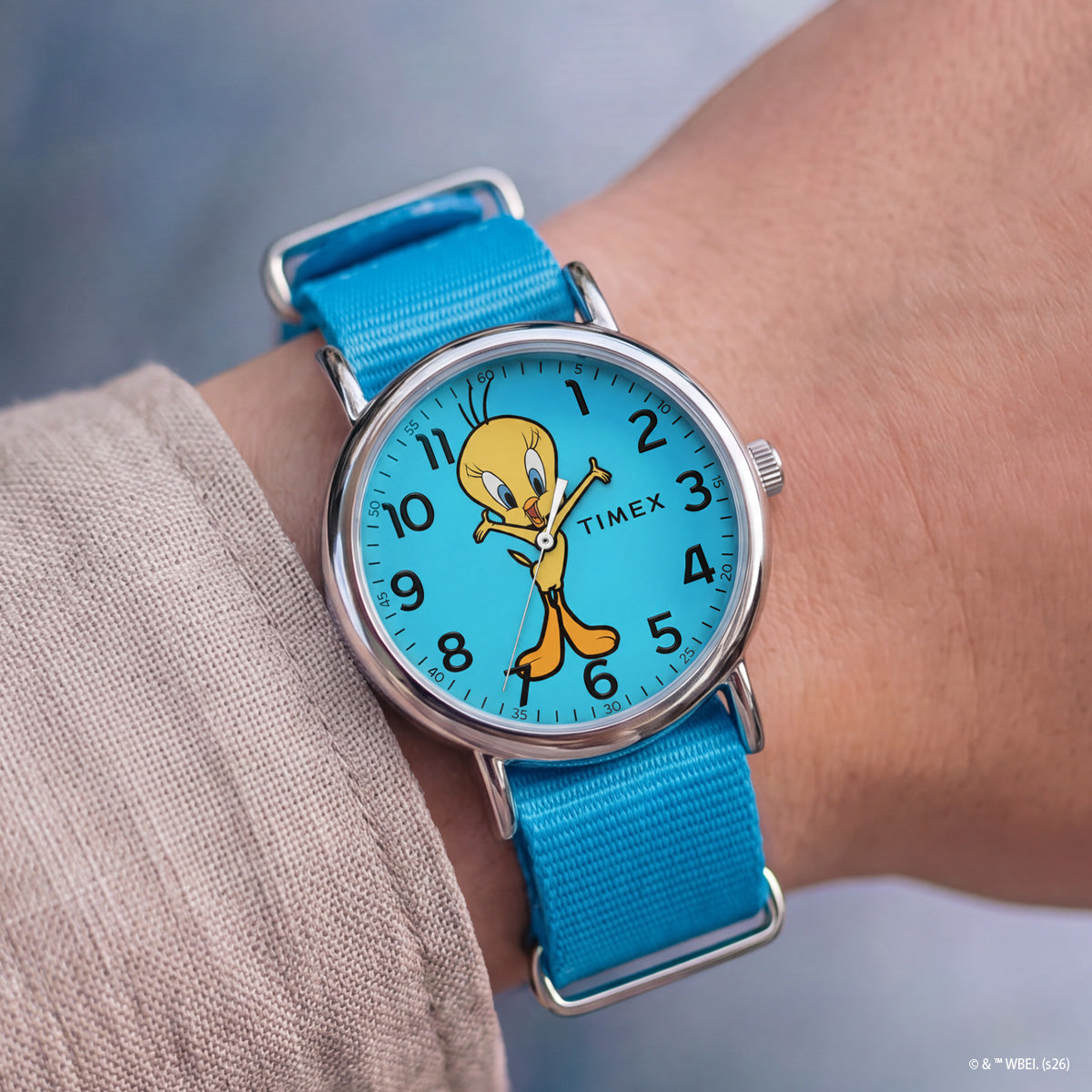 Bolondos dallamok a csuklón – öt új Looney Tunes x Timex óra Csuklón a Looney Tunes x Timex Weekender TW2Y99500: kék számlap Csőrikével, ezüstszínű tok, kék textilszíj