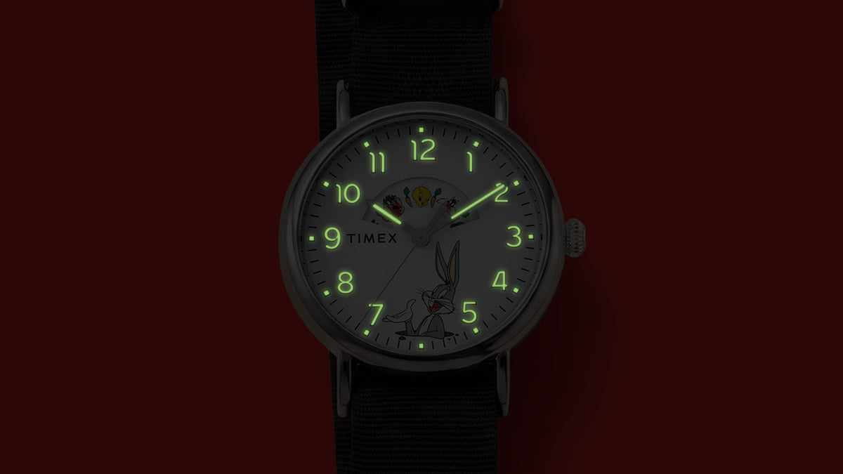 Bolondos dallamok a csuklón – öt új Looney Tunes x Timex óra A Timex Waterbury Standard TW2Y99100 világító mutatói és indexei sötétben