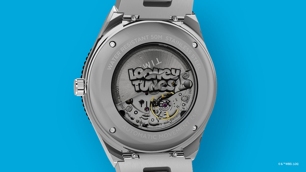 Bolondos dallamok a csuklón – öt új Looney Tunes x Timex óra A Timex M79 TW2Y99200 üvegablakos hátlapja Looney Tunes-logóval, mögötte a Miyota automata szerkezettel