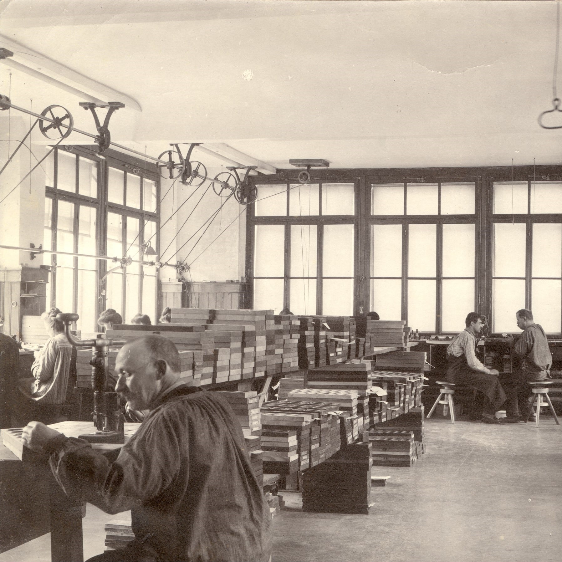 Órások a Tissot Le Locle-i befejező műhelyében, 1900 és 1905 között