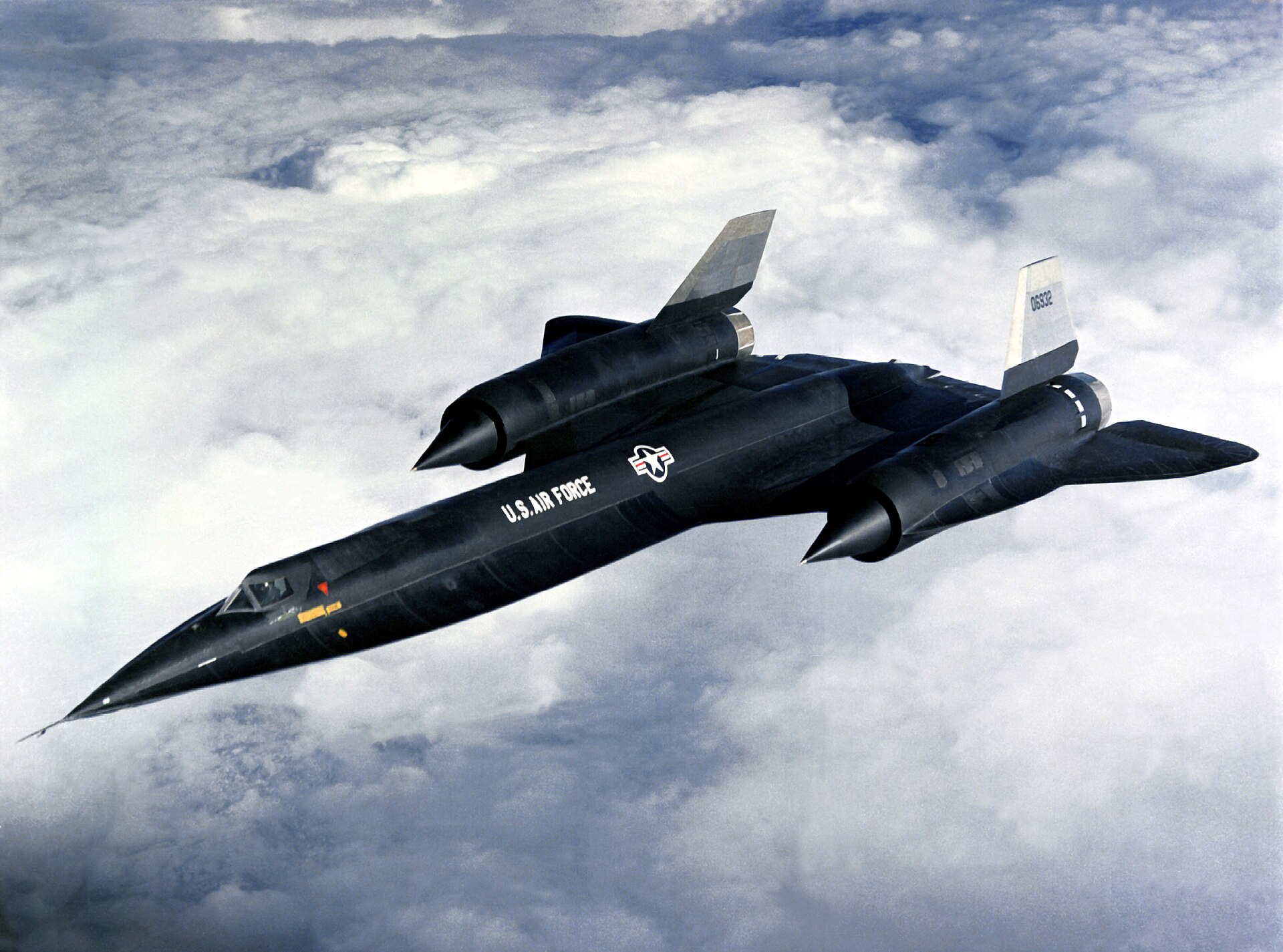 A CIA Lockheed A-12 (OXCART) felderítő repülőgépe repülés közben, a felhők fölött