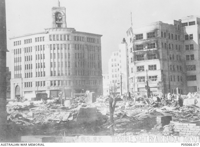 Lebombázott tokiói városrész 1945-ben, balra a Ginza közelében álló Hattori-óraépülettel