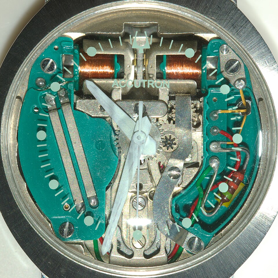 1963-as Bulova Accutron Spaceview, a számlap nélküli tokban jól látszik a hangvilla és a két tekercs